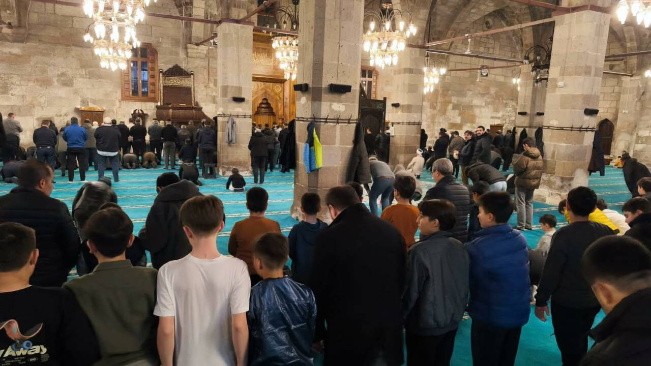 Ak İrfan Koleji’nin “Ailecek Teravihteyiz” programına öğrenciler ve veliler yoğun