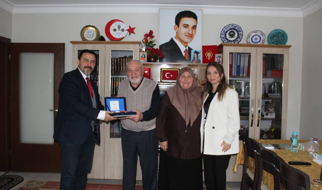 Aile ve Sosyal Hizmetler Bakanlığı yetkilileri, şehit Yalçın Sevindi’nin ailesini