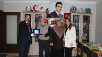 Aile ve Sosyal Hizmetler Bakanlığı yetkilileri, şehit Yalçın Sevindi’nin ailesini