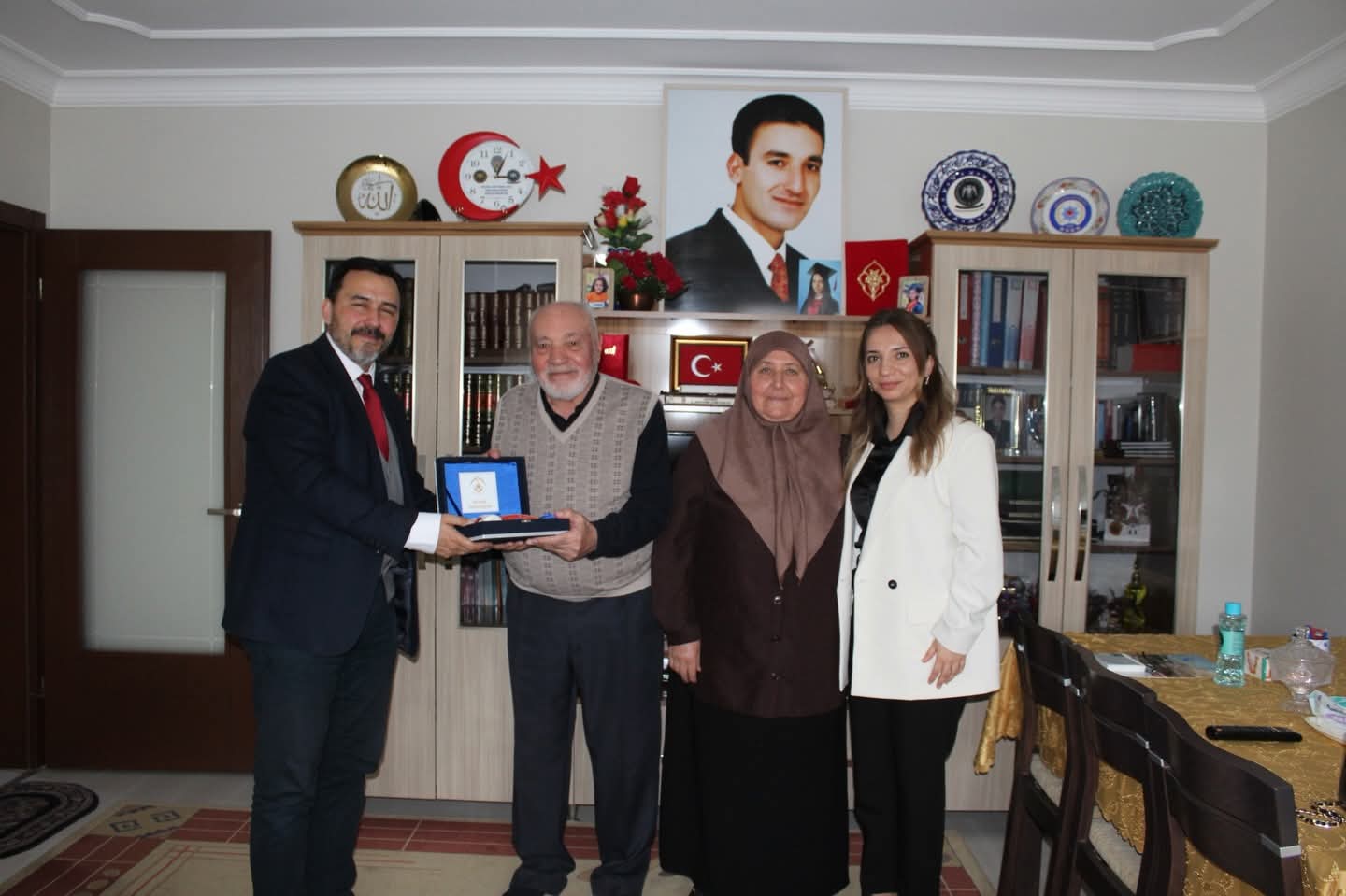 Aile ve Sosyal Hizmetler Bakanlığı yetkilileri, şehit Yalçın Sevindi’nin ailesini