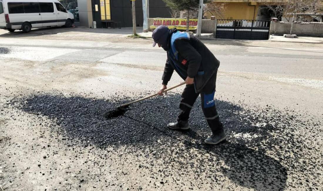 Gülağaç ilçe merkezinde yol bakım çalışmaları aralıksız devam ediyor. Hava