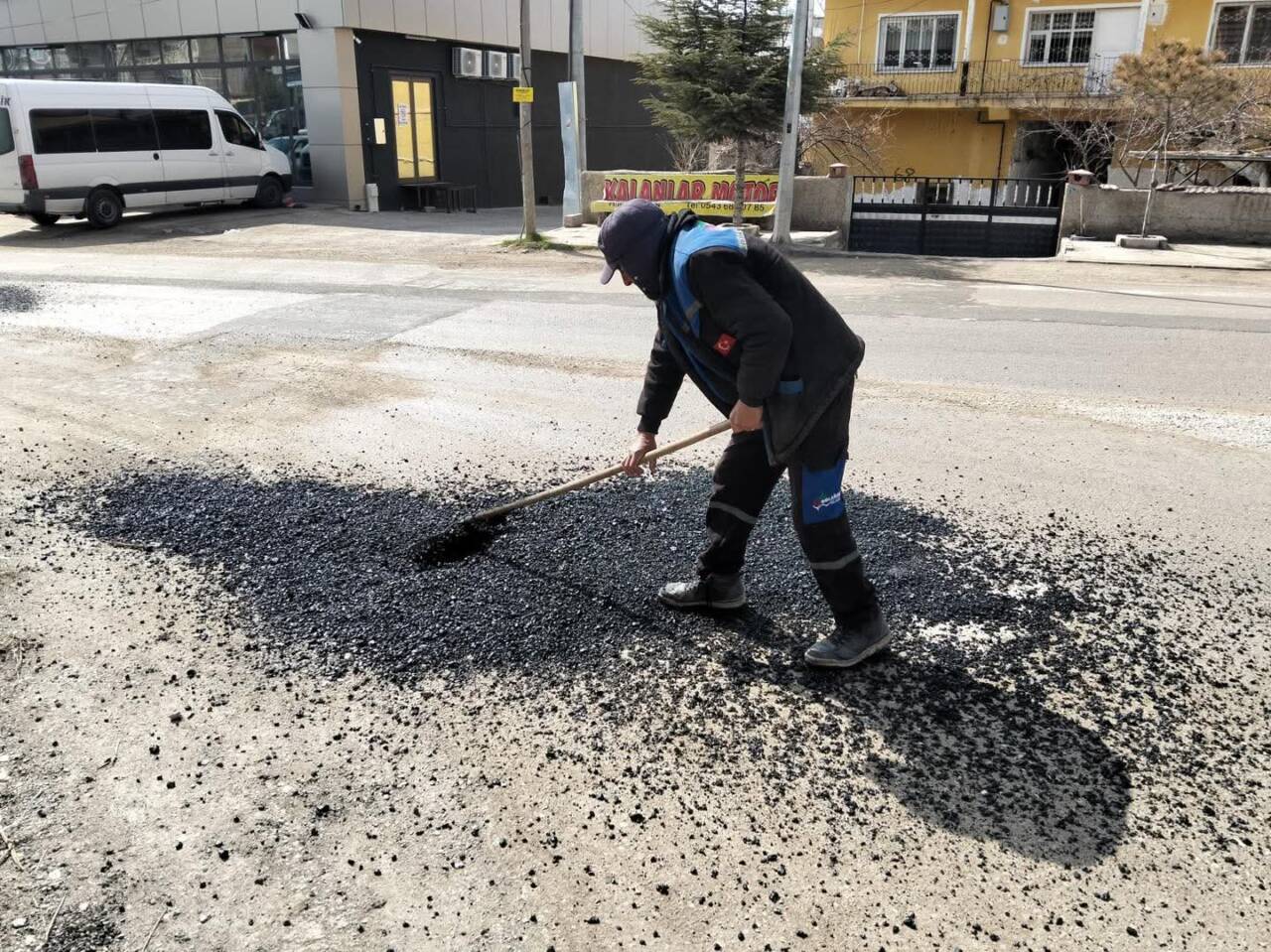 Gülağaç ilçe merkezinde yol bakım çalışmaları aralıksız devam ediyor. Hava