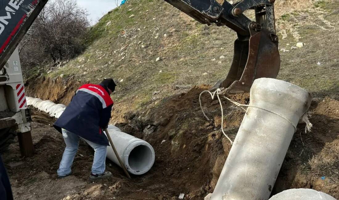 Ağaçören Belediyesi tarafından Yurtsever Mahallesi’nde yürütülen kanal boru hattı çalışmaları