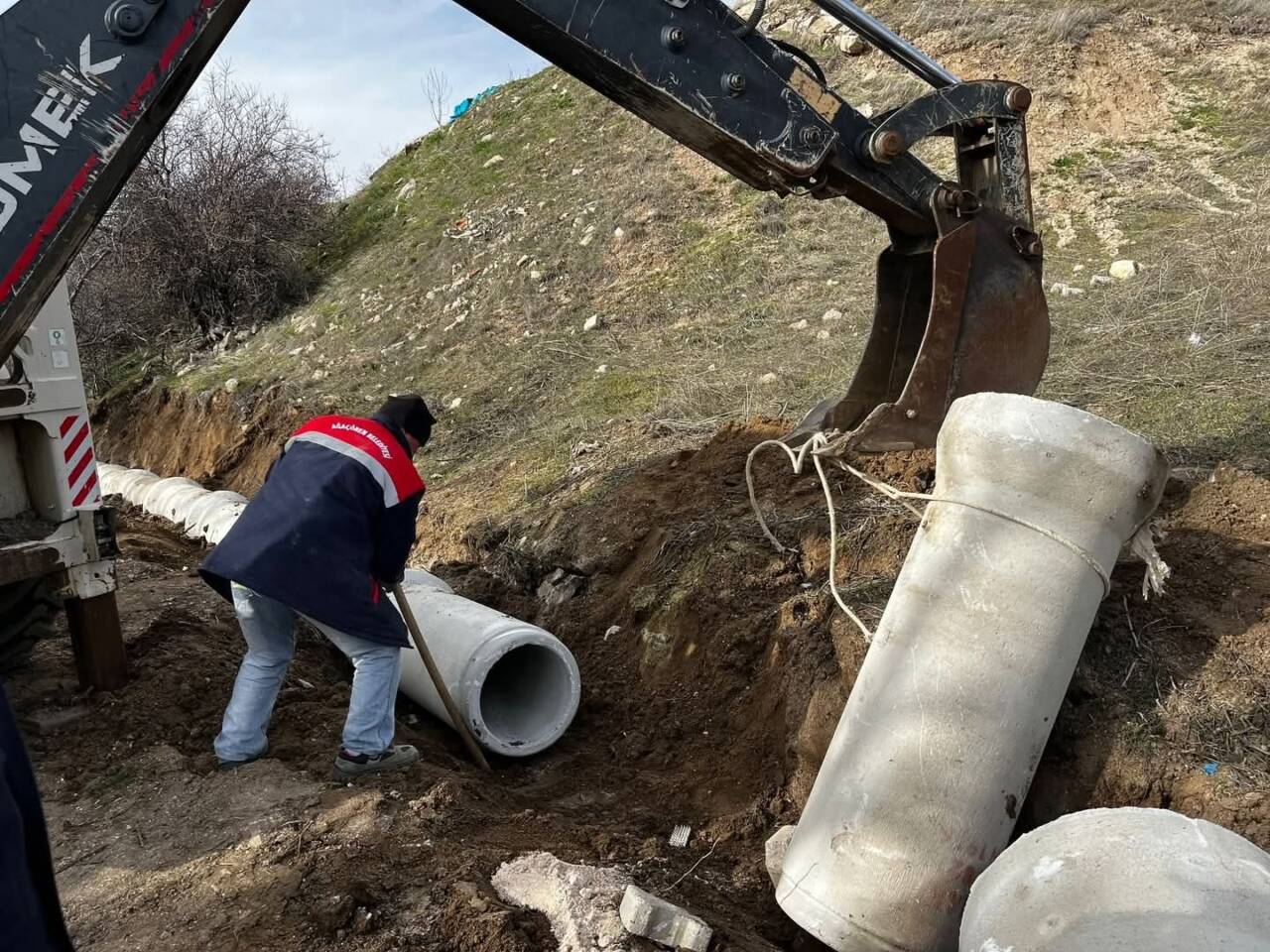 Ağaçören Belediyesi tarafından Yurtsever Mahallesi’nde yürütülen kanal boru hattı çalışmaları