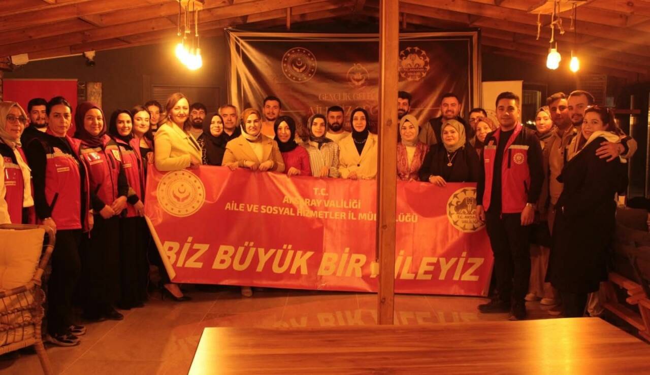 Aksaray’da “Evlenilecek Gençlerin Desteklenmesi Projesi” kapsamında genç çiftlerin katılımıyla iftar
