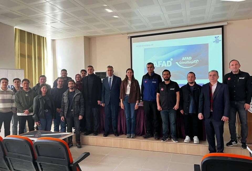 AFAD eğitmenleri tarafından Aksaray Üniversitesi Mühendislik Fakültesi öğrencilerine afet bilinci,