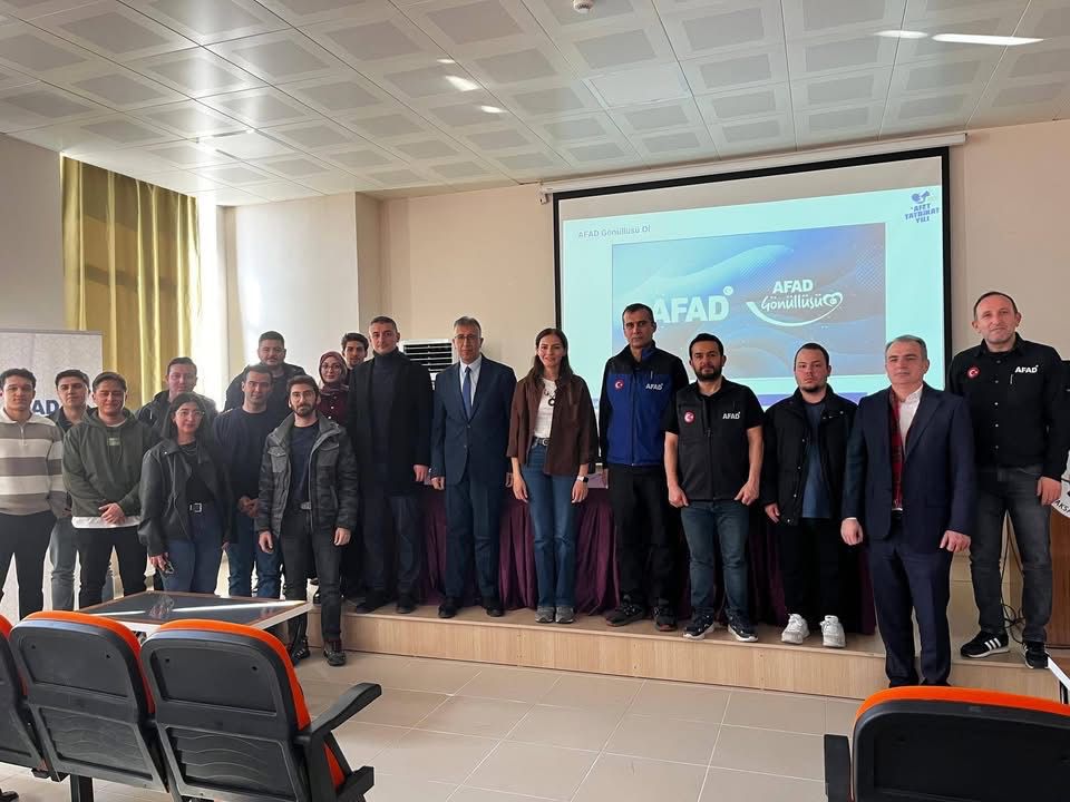AFAD eğitmenleri tarafından Aksaray Üniversitesi Mühendislik Fakültesi öğrencilerine afet bilinci,