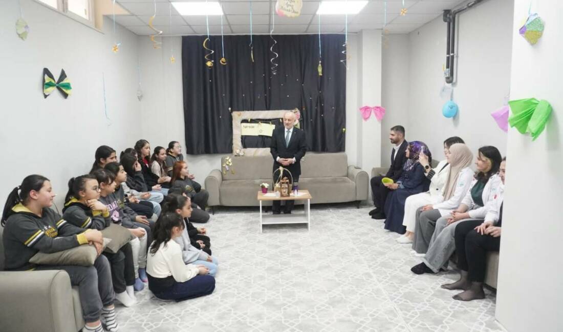 Aksaray İl Müftüsü Veysel Işıldar, Fatih Bilgihane’de ortaokul öğrencileriyle bir