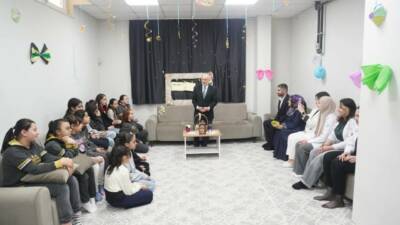 Aksaray İl Müftüsü Veysel Işıldar, Fatih Bilgihane’de ortaokul öğrencileriyle bir