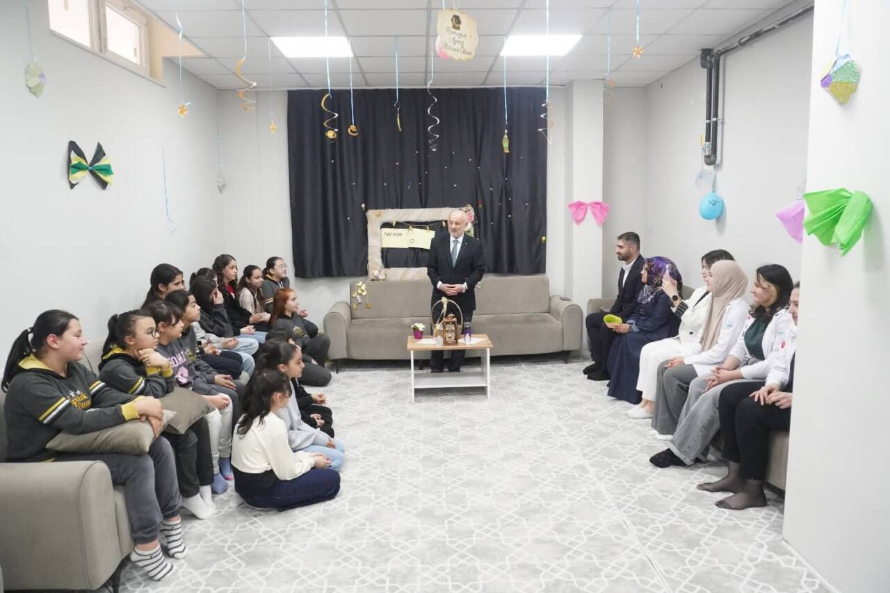 Aksaray İl Müftüsü Veysel Işıldar, Fatih Bilgihane’de ortaokul öğrencileriyle bir