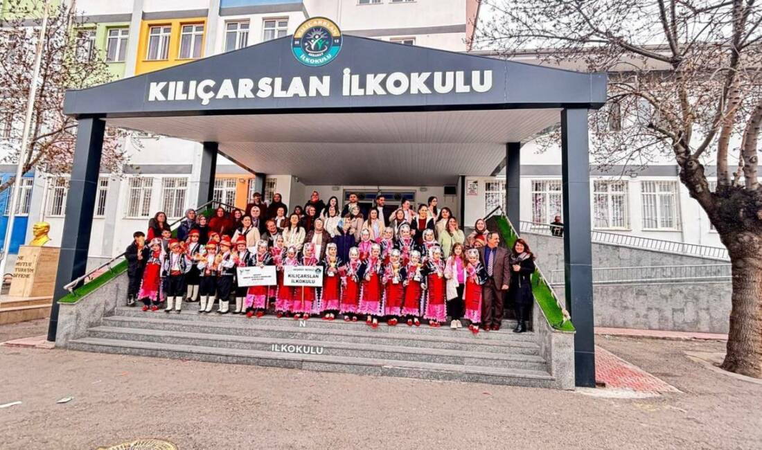 Aksaray’da düzenlenen okullar arası halk oyunları yarışmasında Kılıçarslan İlkokulu ekibi