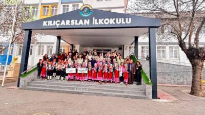 Aksaray’da düzenlenen okullar arası halk oyunları yarışmasında Kılıçarslan İlkokulu ekibi