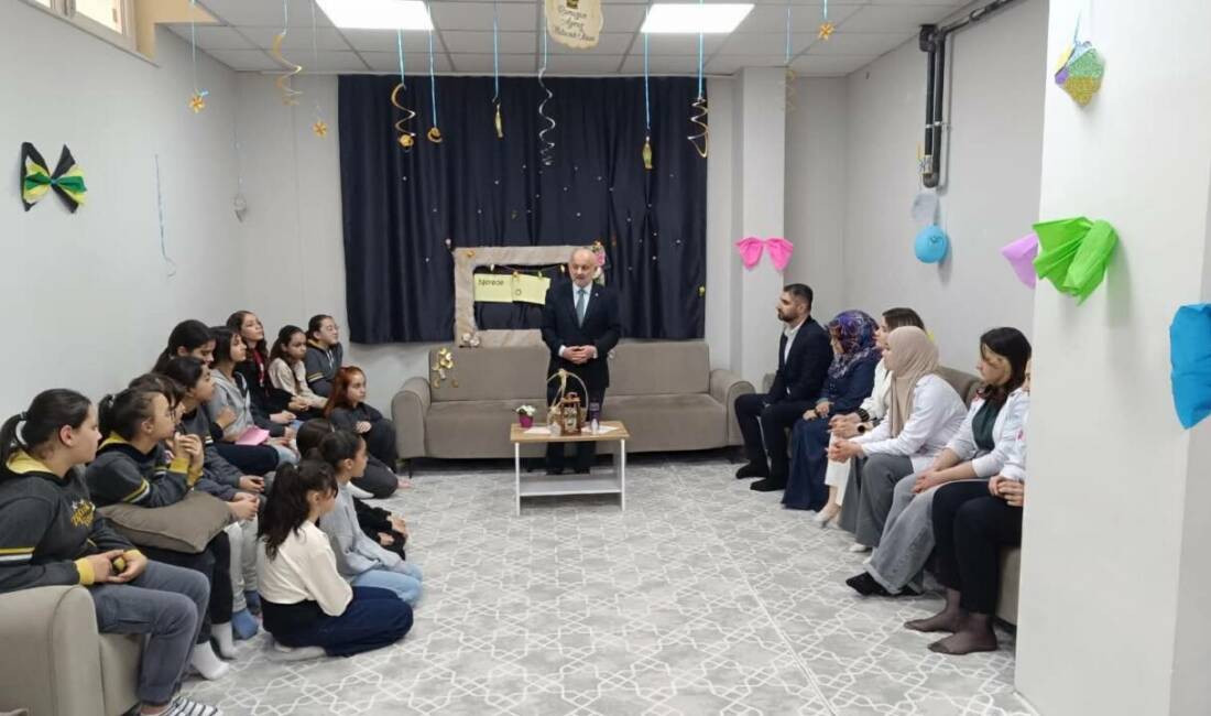 Aksaray İl Müftüsü Veysel Işıldar, Fatih Bilgihane’de ortaokul öğrencileriyle bir