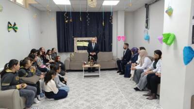 Aksaray İl Müftüsü Veysel Işıldar, Fatih Bilgihane’de ortaokul öğrencileriyle bir