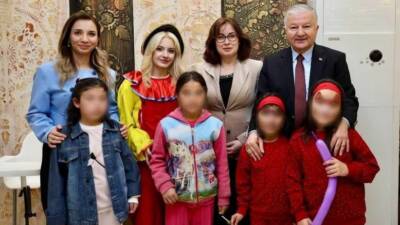 Aksaray’da düzenlenen programda koruyucu aileler ve çocuklar iftar sofrasında bir