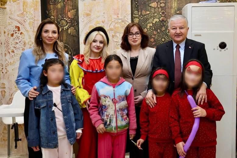 Aksaray’da düzenlenen programda koruyucu aileler ve çocuklar iftar sofrasında bir