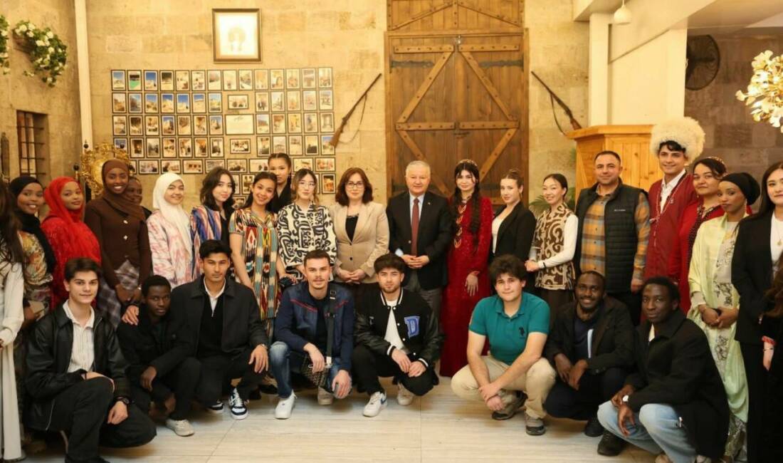 Aksaray Valisi Murat Duru ve eşi, Aksaray Üniversitesi’nde eğitim gören