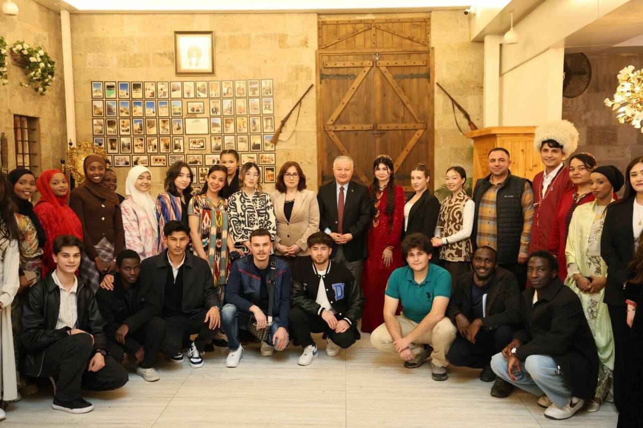 Aksaray Valisi Murat Duru ve eşi, Aksaray Üniversitesi’nde eğitim gören