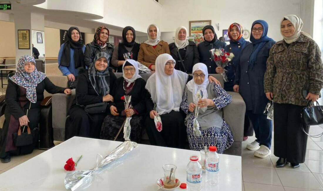 Aksaray’da huzurevi sakinleriyle buluşan Ak Partililer, karanfil verip sohbet ederek