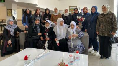 Aksaray’da huzurevi sakinleriyle buluşan Ak Partililer, karanfil verip sohbet ederek