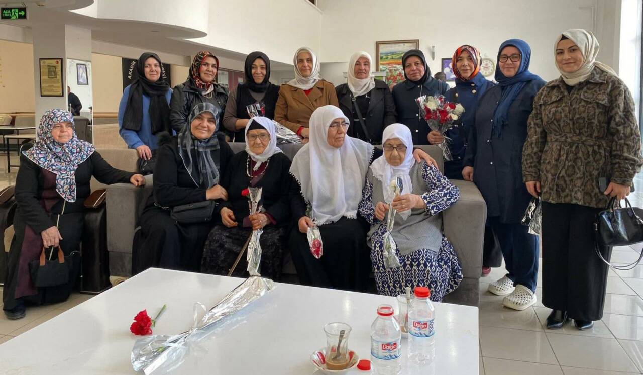 Aksaray’da huzurevi sakinleriyle buluşan Ak Partililer, karanfil verip sohbet ederek