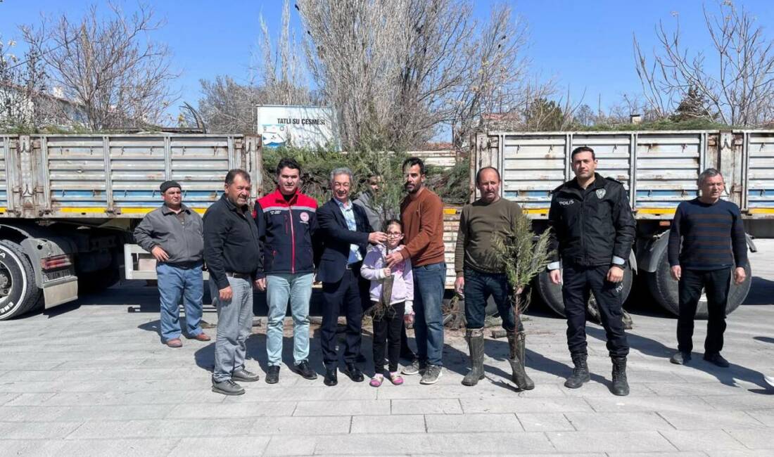 Eskil’de çevreyi güzelleştirmek ve yeşil alanları artırmak amacıyla fidan dağıtımı