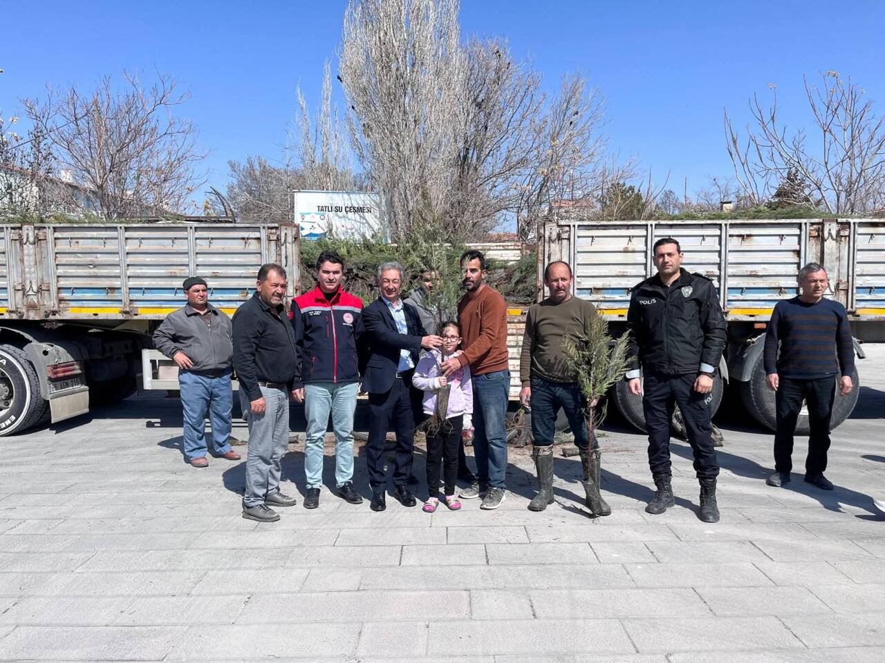 Eskil’de çevreyi güzelleştirmek ve yeşil alanları artırmak amacıyla fidan dağıtımı