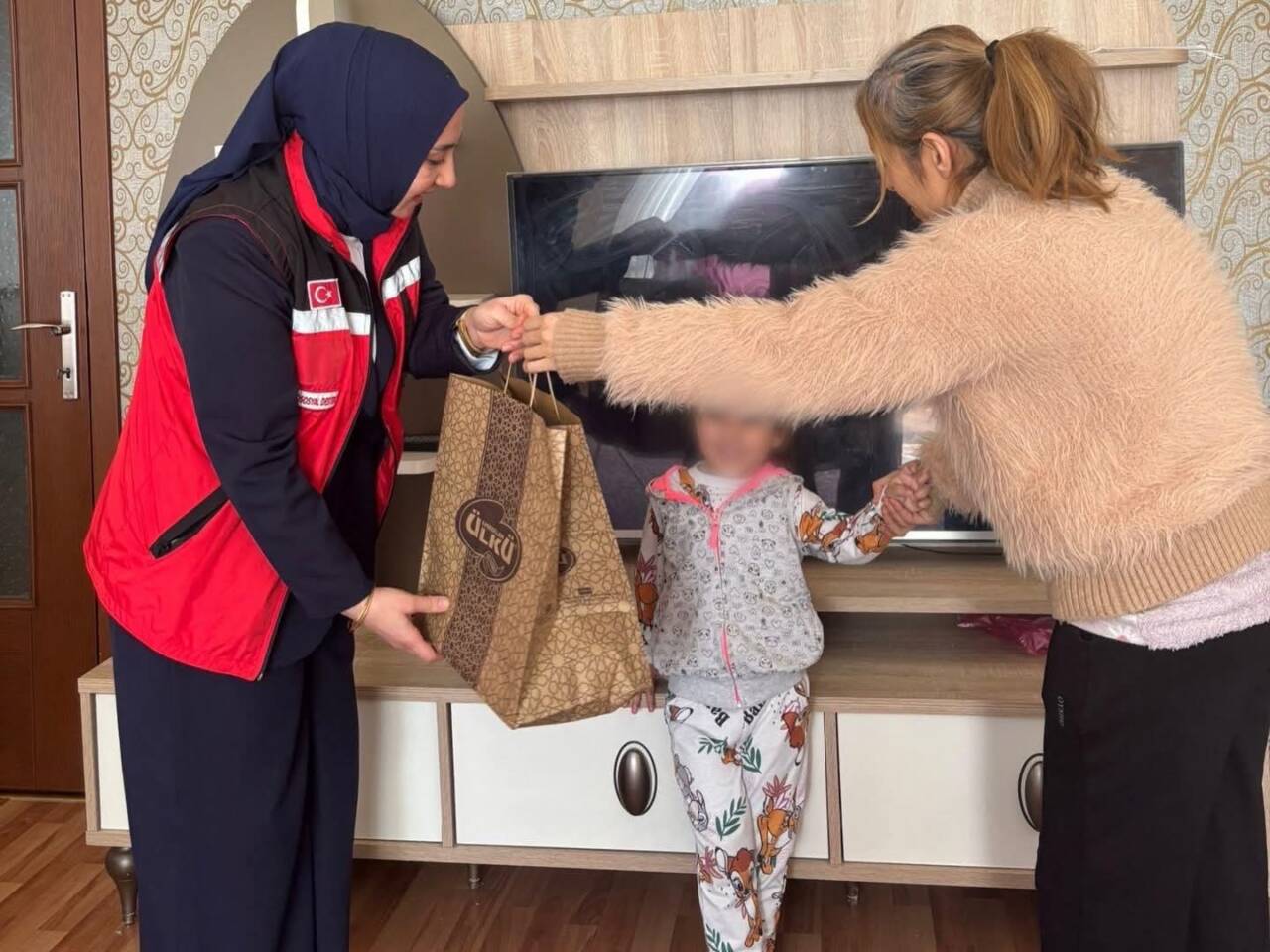 Aksaray’da evde bakım hizmetinden yararlanan vatandaşlara Ramazan ziyaretleri gerçekleştirildi. Ziyaretlerde