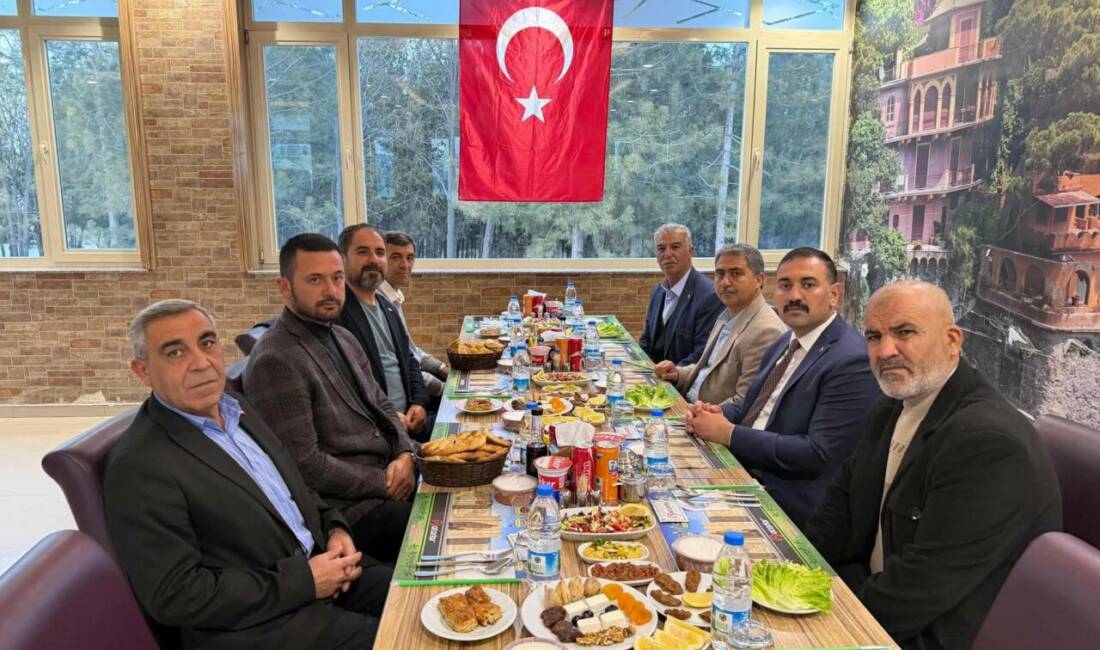 Sultanhanı’nda düzenlenen iftar programında Kaymakam Bilal Göksun, mahalle muhtarlarıyla bir
