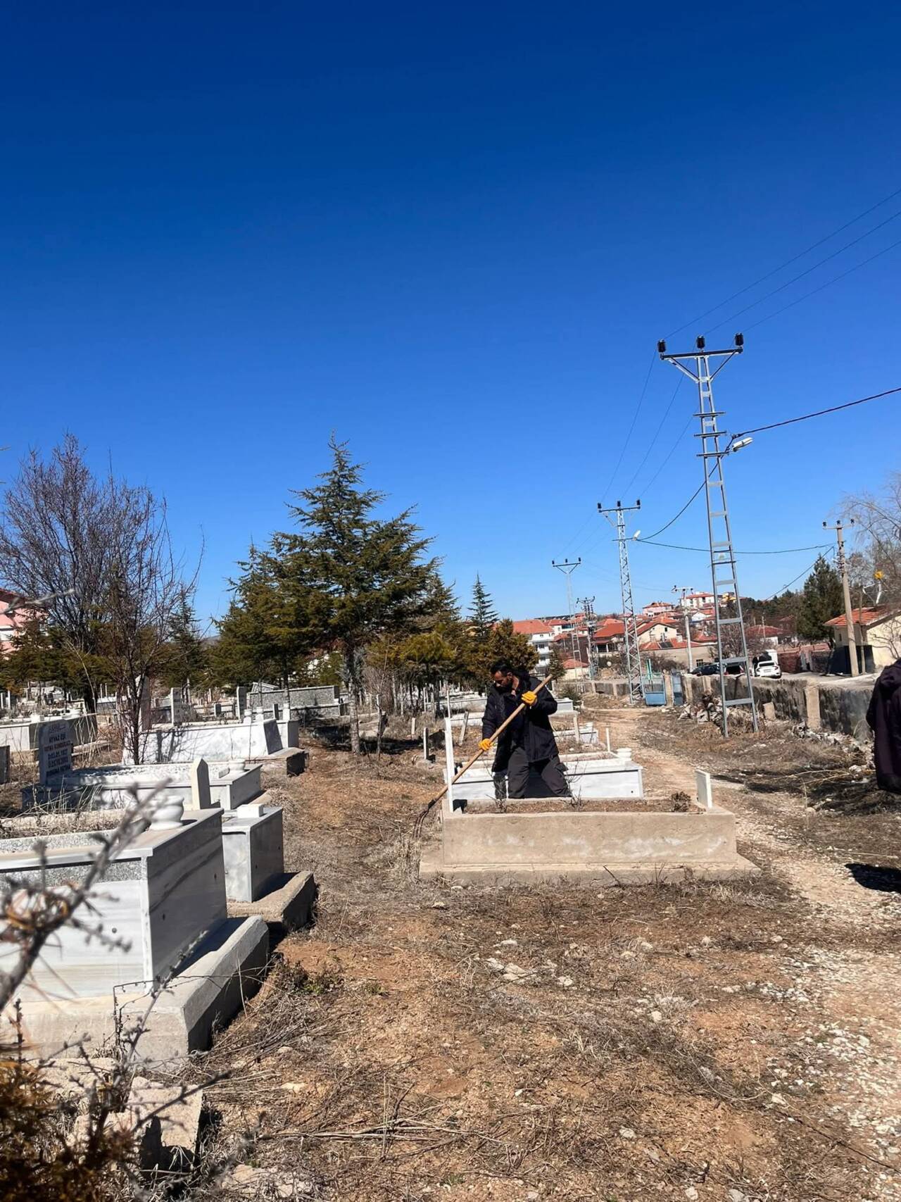 Ortaköy Belediyesi, bayram öncesinde ilçe genelindeki mezarlıklarda kapsamlı temizlik çalışması