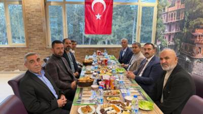 Sultanhanı’nda düzenlenen iftar programında Kaymakam Bilal Göksun, mahalle muhtarlarıyla bir