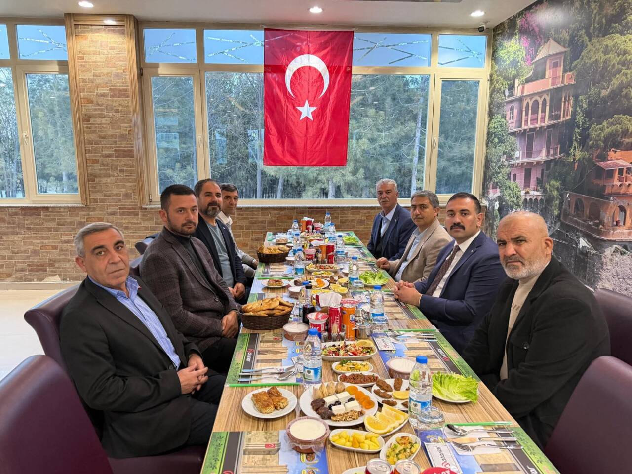 Sultanhanı’nda düzenlenen iftar programında Kaymakam Bilal Göksun, mahalle muhtarlarıyla bir