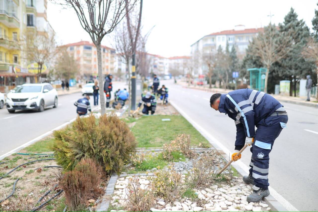 Aksaray Belediyesi ekipleri, Atatürk Bulvarı’nda çevre temizliği ve peyzaj çalışması