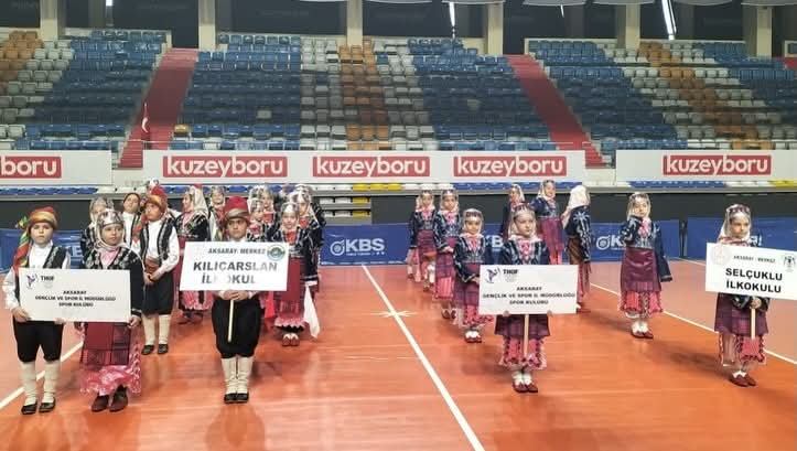 Aksaray’da düzenlenen Minikler Halk Oyunları müsabakaları, renkli görüntülere sahne oldu.