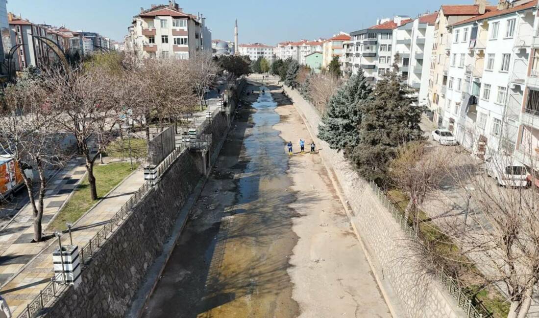 Aksaray Belediyesi, şehrin önemli su kaynaklarından Uluırmak’ta temizlik çalışması gerçekleştirdi.
