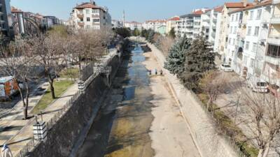 Aksaray Belediyesi, şehrin önemli su kaynaklarından Uluırmak’ta temizlik çalışması gerçekleştirdi.