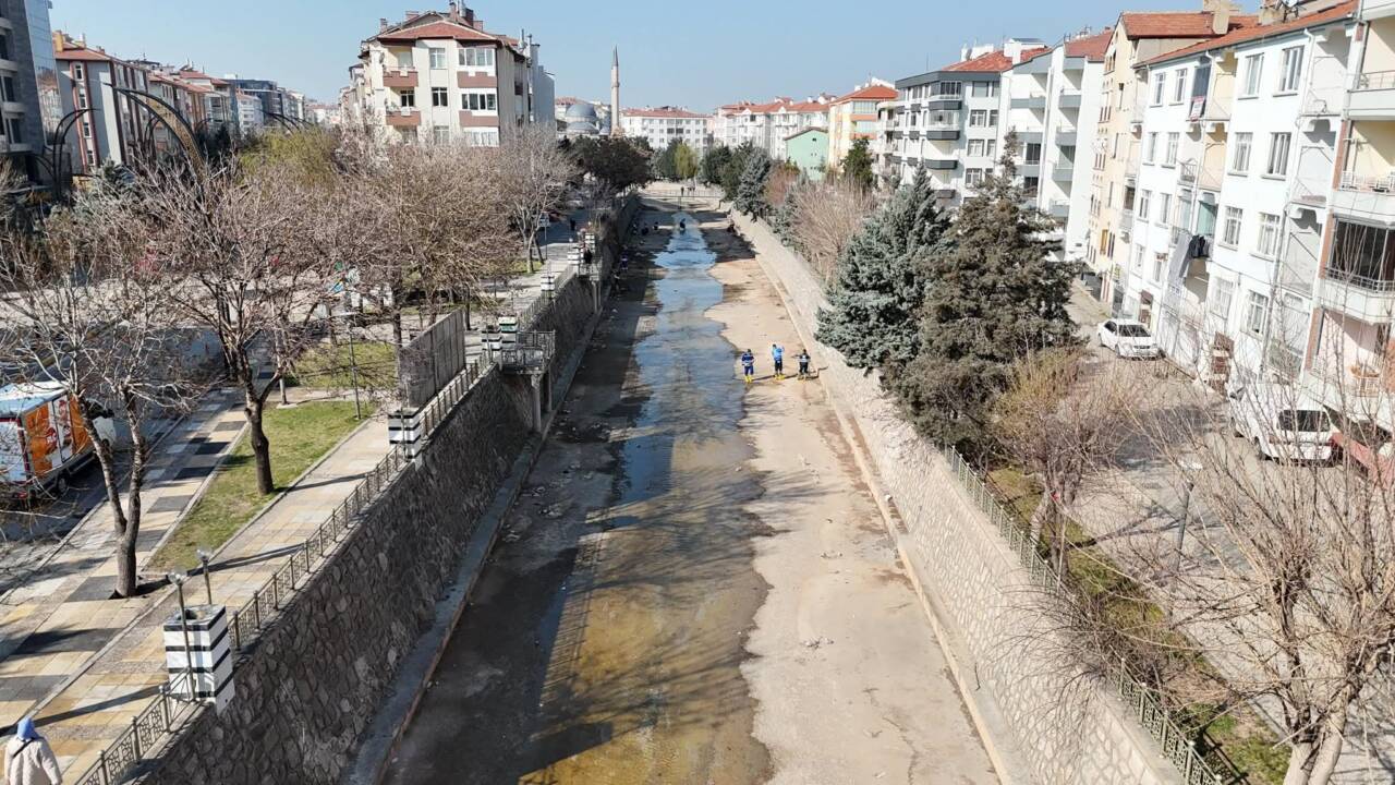 Aksaray Belediyesi, şehrin önemli su kaynaklarından Uluırmak’ta temizlik çalışması gerçekleştirdi.