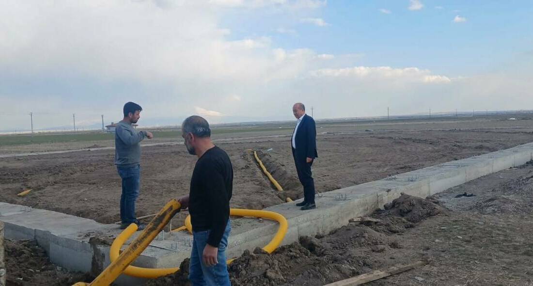 Yenikent Belediye Başkanı Ali Altınsoy, gençlerin spor yapabileceği modern halı