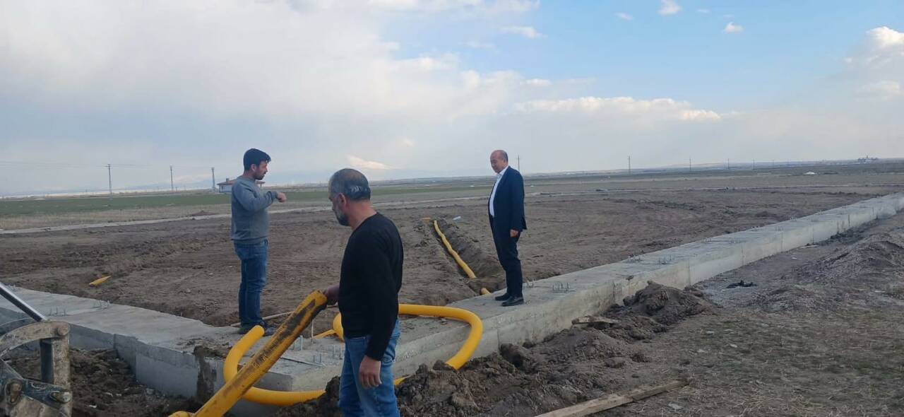Yenikent Belediye Başkanı Ali Altınsoy, gençlerin spor yapabileceği modern halı