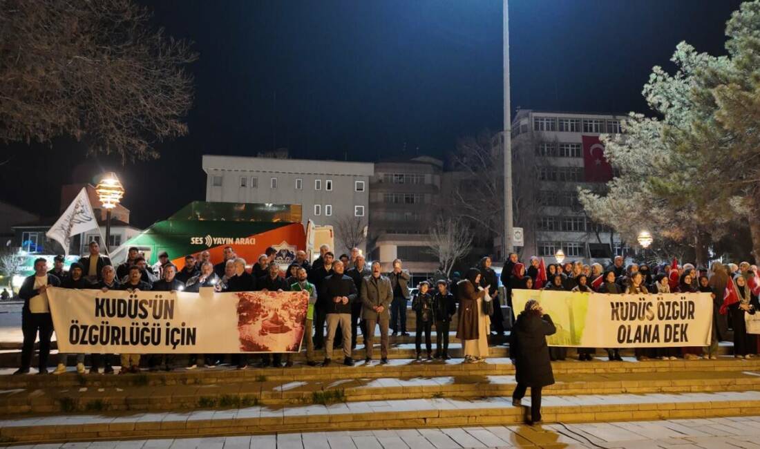 Aksaray’da faaliyet gösteren İHH İnsani Yardım Vakfı temsilcileri, düzenledikleri basın