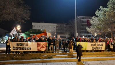 Aksaray’da faaliyet gösteren İHH İnsani Yardım Vakfı temsilcileri, düzenledikleri basın