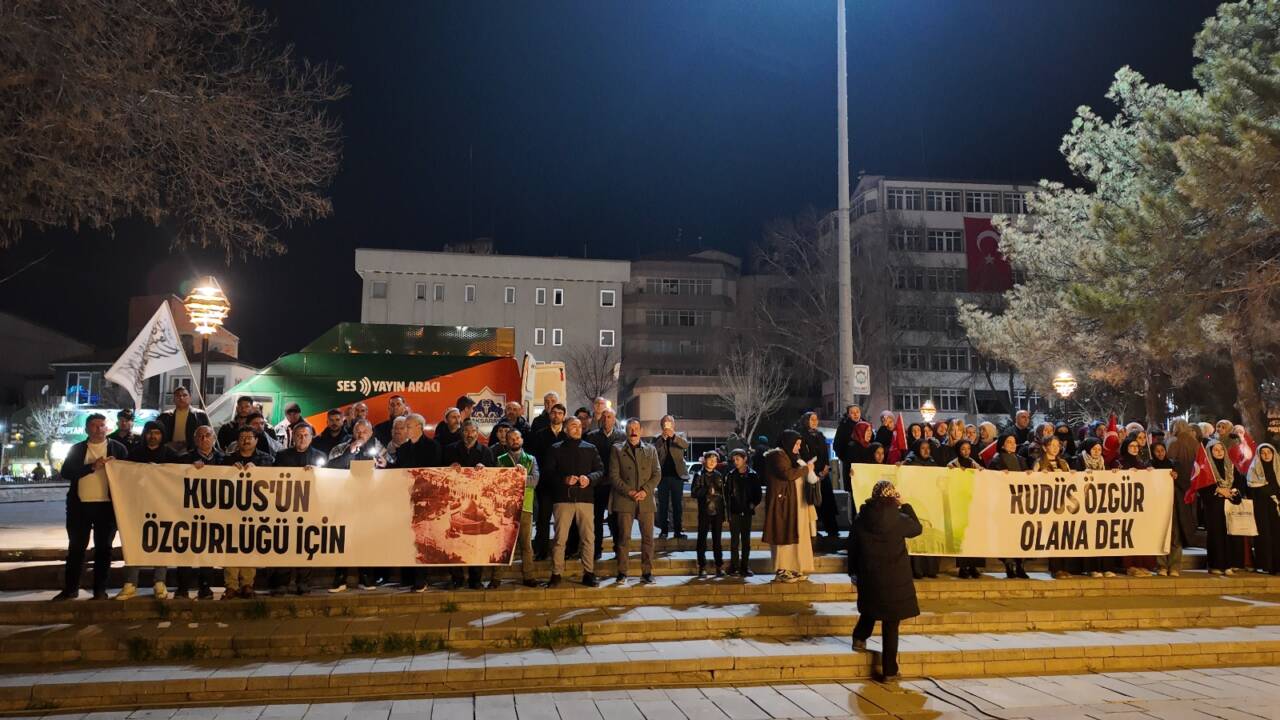 Aksaray’da faaliyet gösteren İHH İnsani Yardım Vakfı temsilcileri, düzenledikleri basın