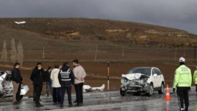 Sivas'ın Yıldızeli ilçesinde 3 aracın karıştığı zincirleme trafik kazasında 1