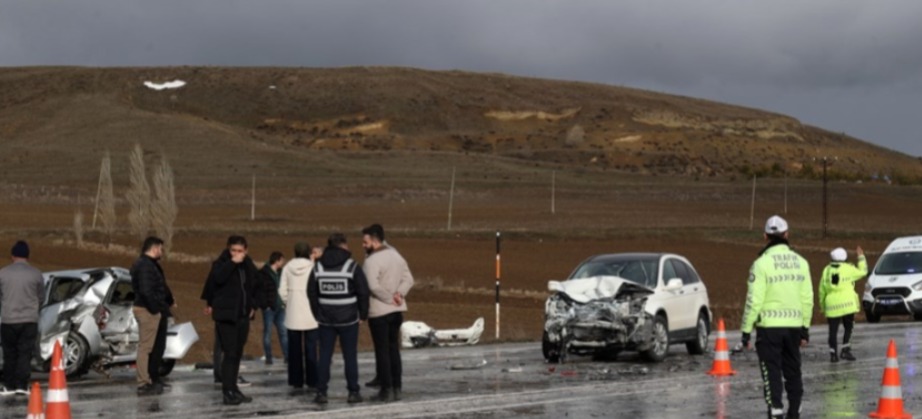 Sivas'ın Yıldızeli ilçesinde 3 aracın karıştığı zincirleme trafik kazasında 1