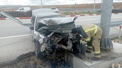 Karaman'da otomobilin bariyere çarpması sonucu iki kişi yaralandı.