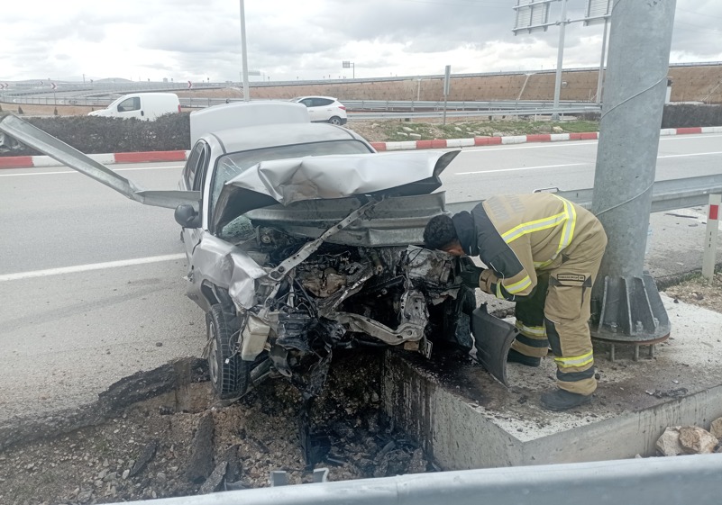 Karaman'da otomobilin bariyere çarpması sonucu iki kişi yaralandı.