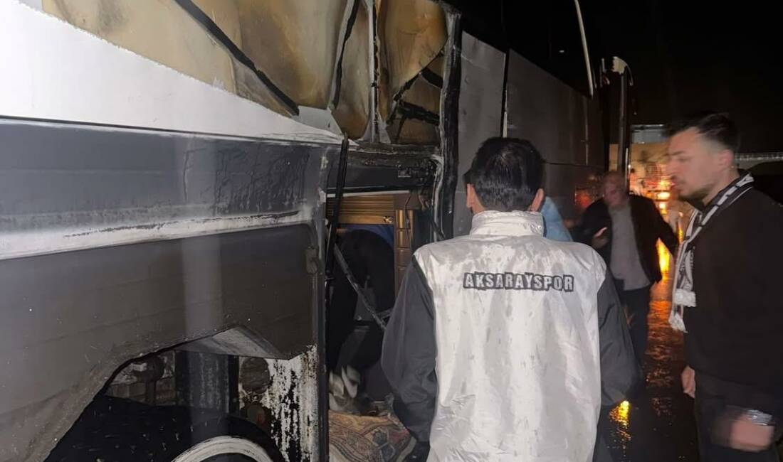 Mardin deplasmanından dönen Aksarayspor taraftarlarını taşıyan minibüs tırla çarpıştı, kazada
