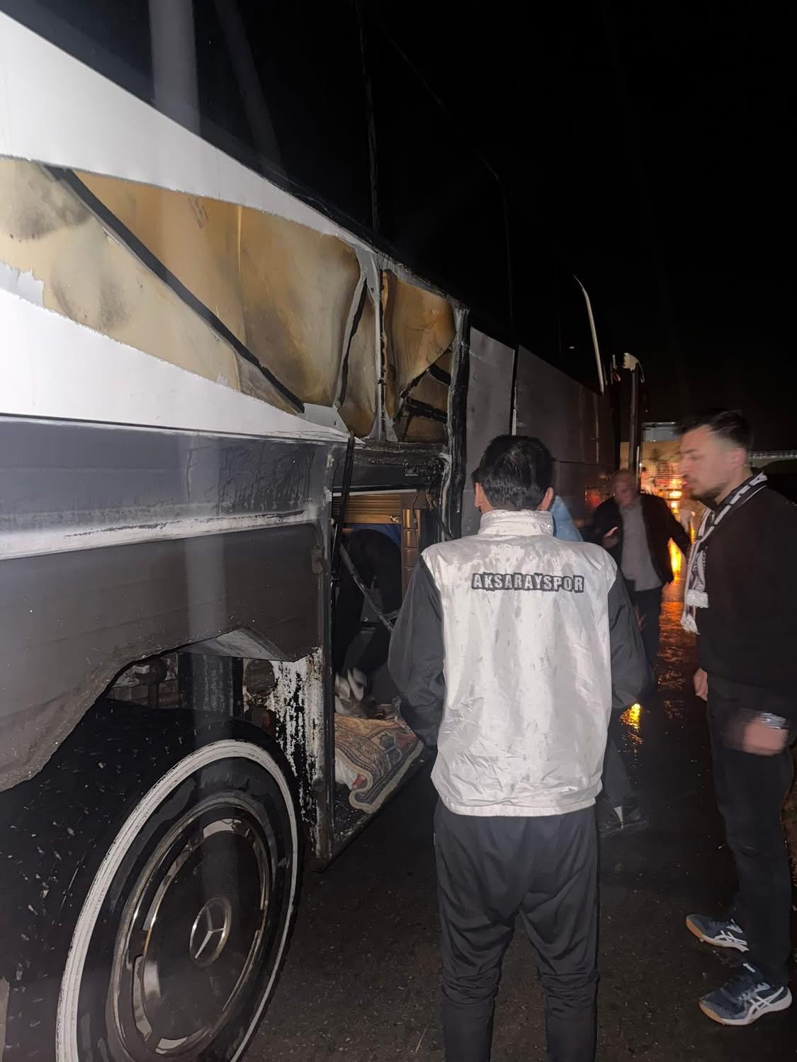 Mardin deplasmanından dönen Aksarayspor taraftarlarını taşıyan minibüs tırla çarpıştı, kazada