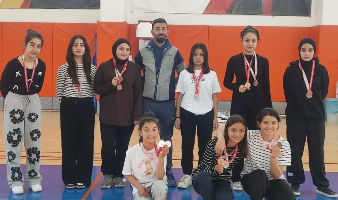 Ağaçören Atatürk Ortaokulu öğrencileri, Aksaray’da düzenlenen bilek güreşi turnuvasında elde