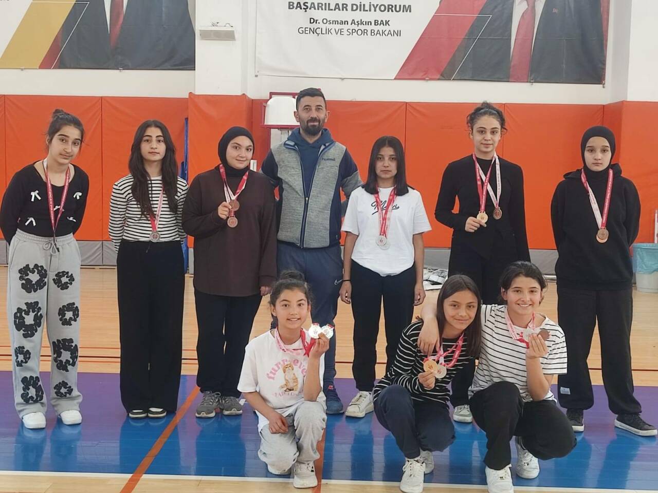 Ağaçören Atatürk Ortaokulu öğrencileri, Aksaray’da düzenlenen bilek güreşi turnuvasında elde